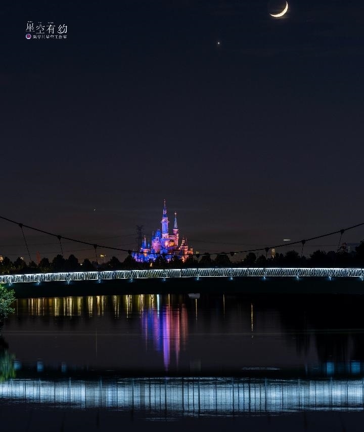 上海星空攝影愛好者陳悅?cè)A2023年5月23日在上海浦東拍攝的金星伴月。（本人供圖）