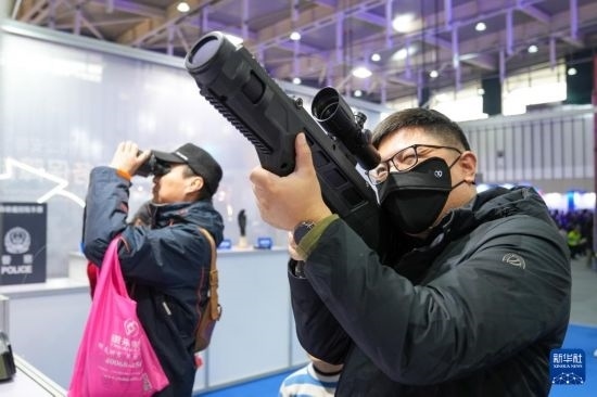 1月6日，觀眾在警營開放周活動現(xiàn)場體驗警用激光炫目槍。