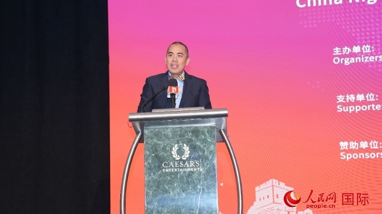 內(nèi)華達(dá)州副州長(zhǎng)辦公室幕僚長(zhǎng)魯?shù)稀づ撩鲌D安在論壇致辭。人民網(wǎng)記者 鄧圩攝