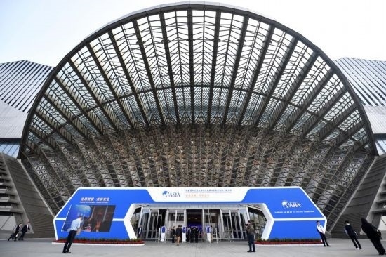 2023年10月30日，參會嘉賓步入長沙國際會議中心。當日，以“全球發(fā)展 共享安全”為主題的博鰲亞洲論壇全球經(jīng)濟發(fā)展與安全論壇第二屆大會在湖南長沙開幕。新華社記者 陳振海 攝