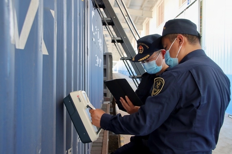 海關關員使用手持式輻射探測儀對中老鐵路入境貨物進行檢測。張釋巍攝