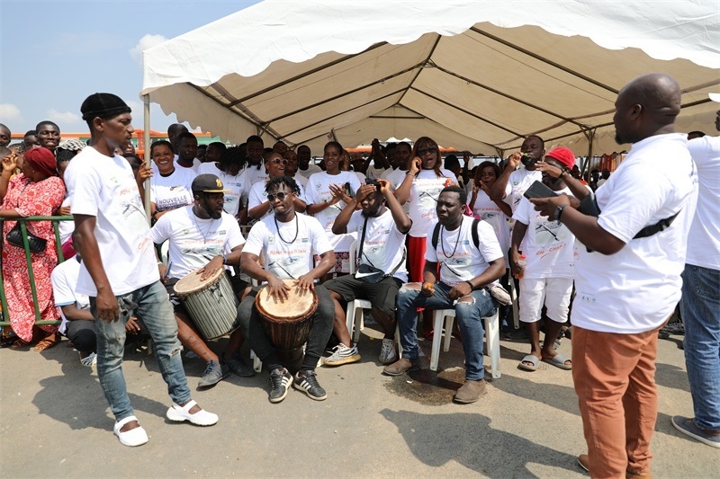 當(dāng)?shù)孛癖姂c祝通車。中建國(guó)際中西非公司供圖。