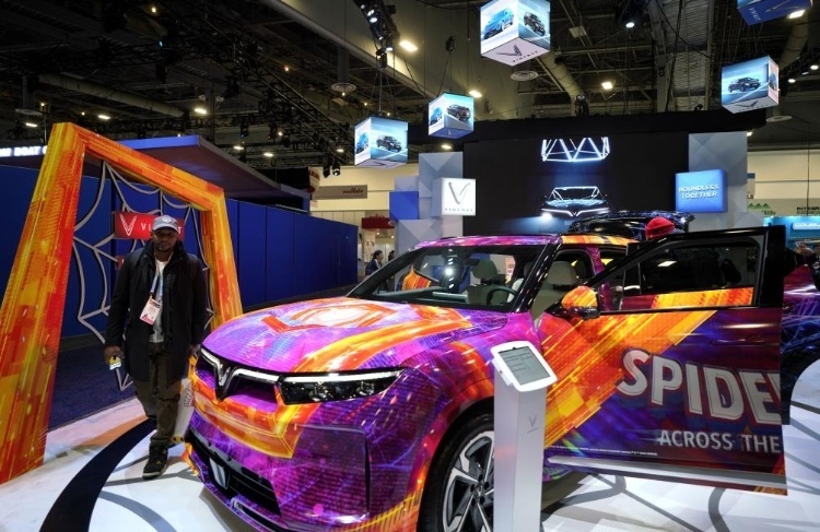 1月11日，人們在美國拉斯維加斯消費(fèi)電子展越南電動(dòng)汽車制造商VinFast展臺參觀。新華社記者吳曉凌攝