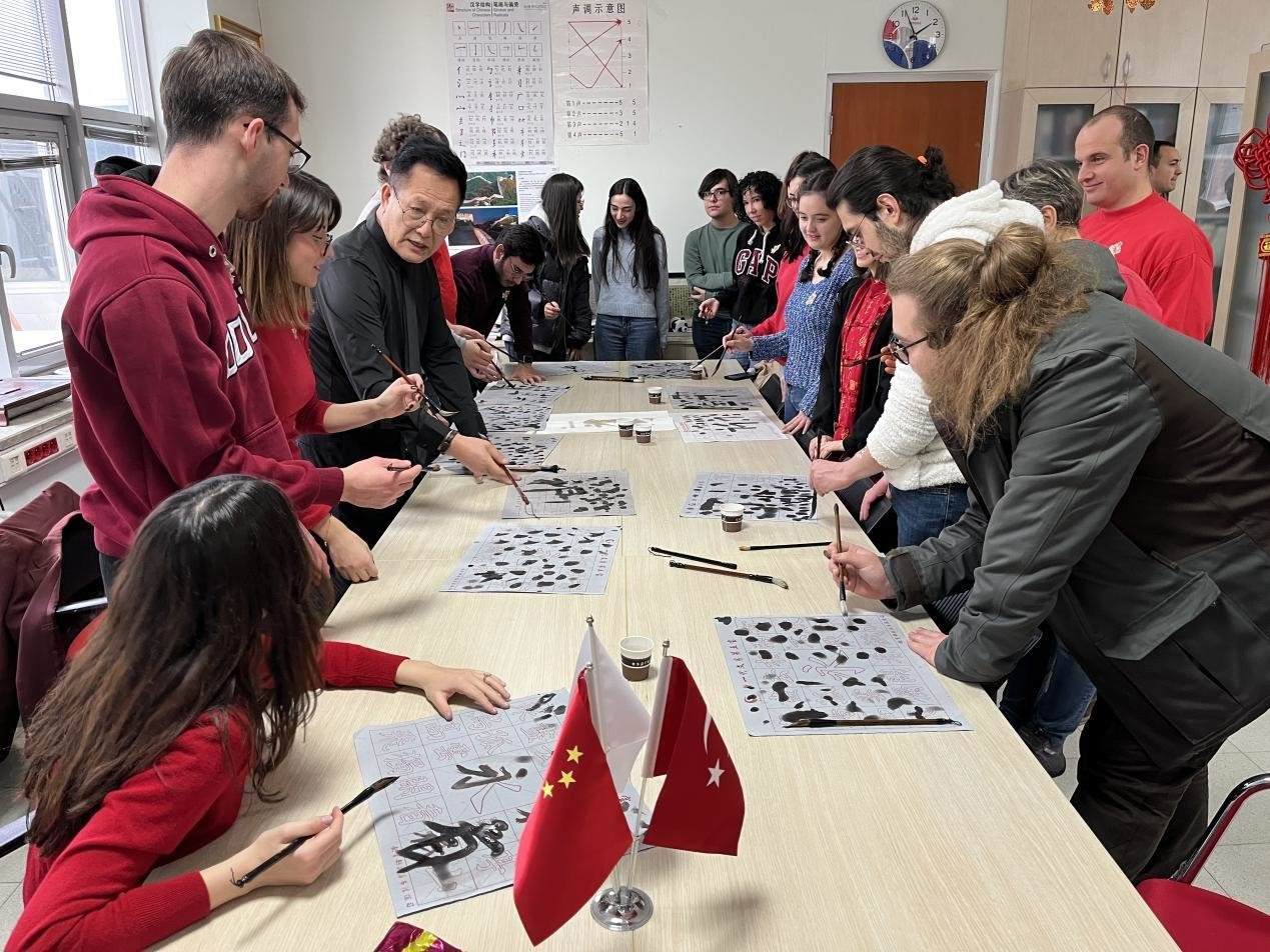 學(xué)生體驗(yàn)書法。中東技術(shù)大學(xué)孔院供圖