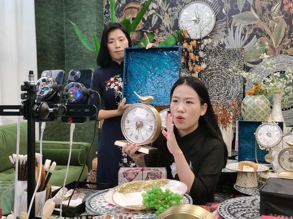 △在廣西防城港東興市一個電商直播間里，主播在進(jìn)行活動推介。