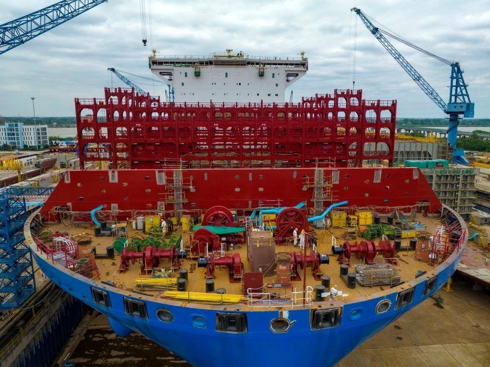 △2023年5月7日，江蘇揚(yáng)州中遠(yuǎn)海運(yùn)重工有限公司工人在作業(yè)。