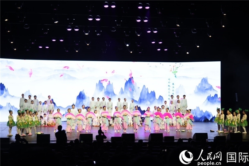 《四季詩韻》童聲詩朗誦表演。人民網(wǎng)記者 任皓宇攝