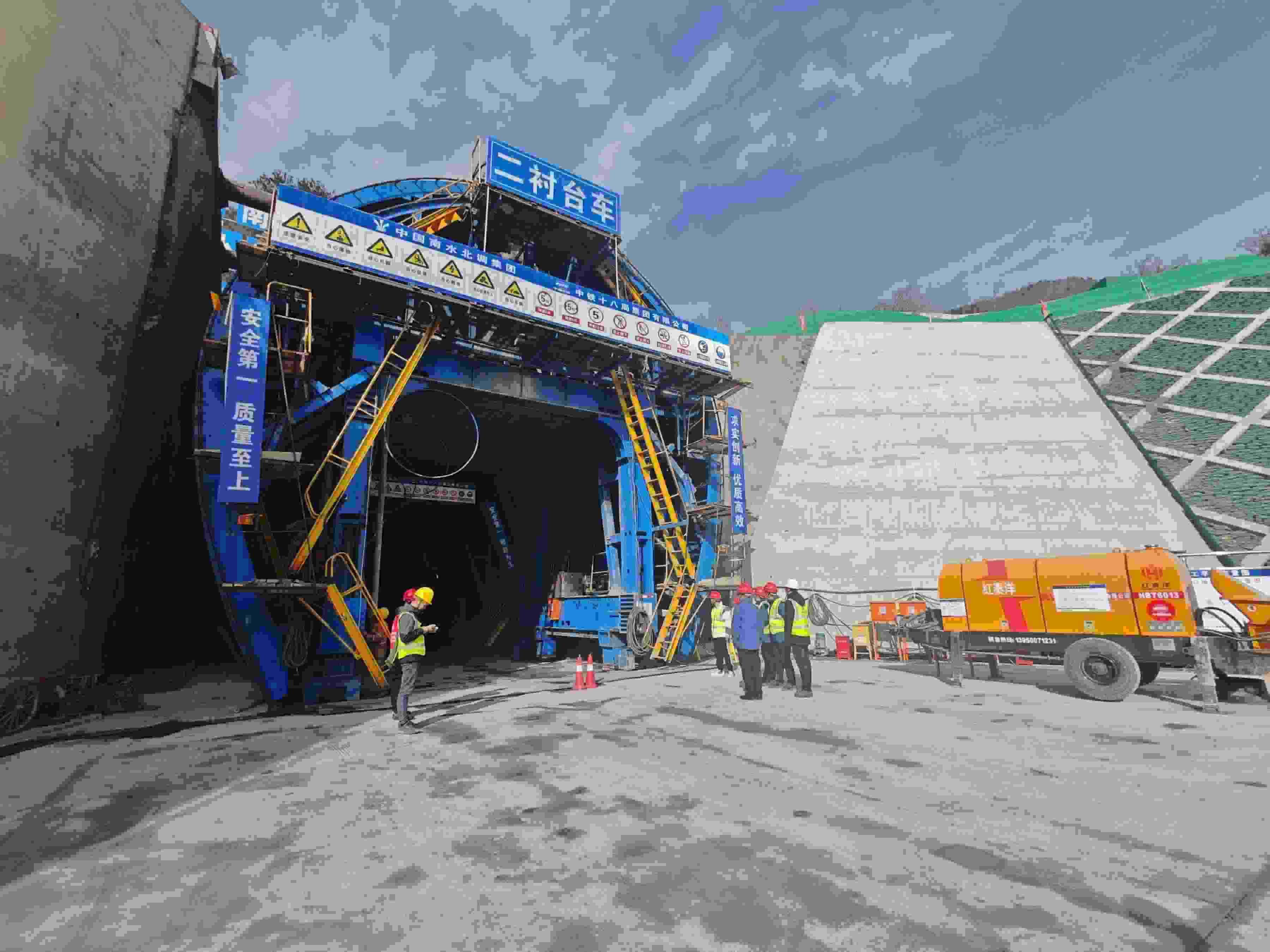 湖北省襄陽市保康縣馬良鎮(zhèn)的引江補漢工程輸水隧洞8號平洞施工現(xiàn)場。受訪者供圖