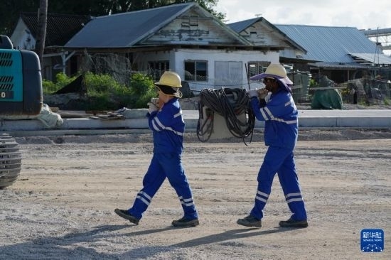 1月18日，工作人員在瑙魯艾沃港碼頭升級改造項(xiàng)目工地工作。新華社記者 王申 攝