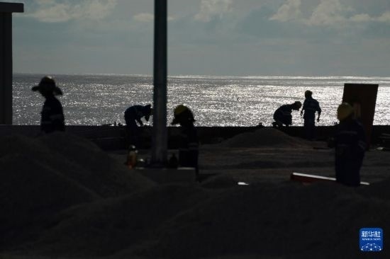 1月18日，工作人員在瑙魯艾沃港碼頭升級改造項(xiàng)目工地工作。新華社記者 王申 攝