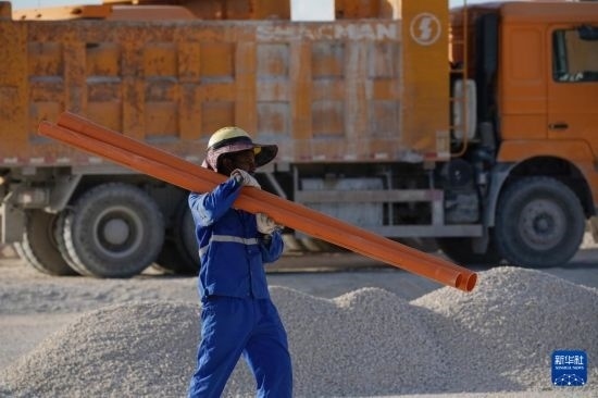 1月18日，工作人員在瑙魯艾沃港碼頭升級改造項(xiàng)目工地工作。新華社記者 王申 攝