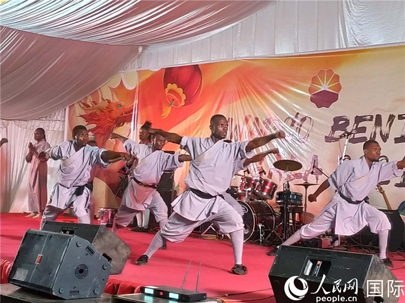 貝寧中國文化中心武術(shù)隊在進行表演。人民網(wǎng)記者 黃培昭攝