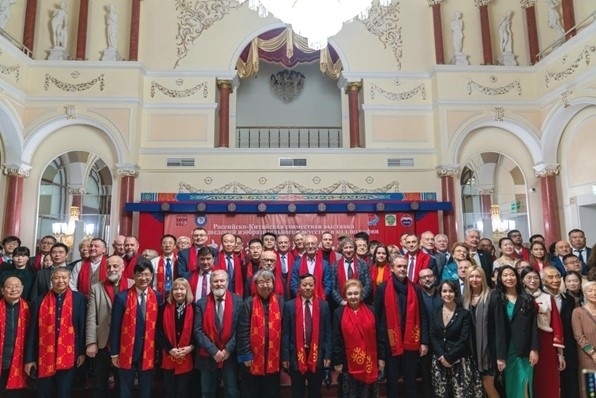 中俄書法美術(shù)作品聯(lián)展與會來賓共同合影留念。駐俄羅斯使館供圖