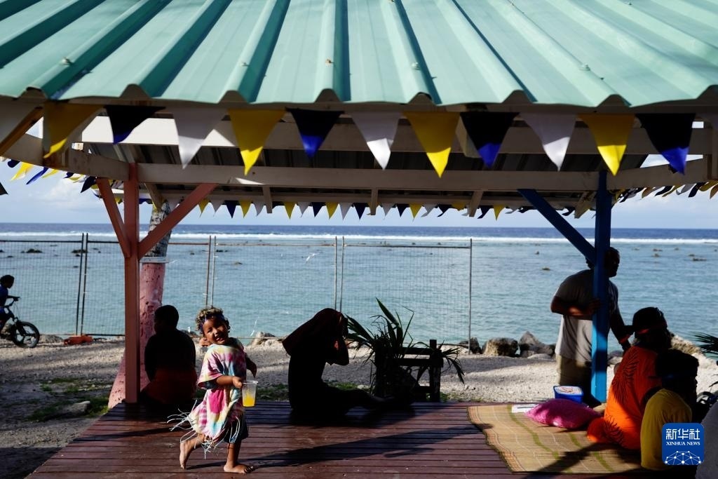 1月20日，當?shù)厝嗽阼斠惶幒┬蓍e娛樂。新華社記者 王申 攝