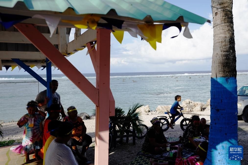 1月20日，當?shù)厝嗽阼斠惶幒┬蓍e娛樂。新華社記者 王申 攝