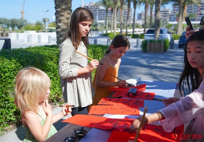 小朋友體驗書法創(chuàng)作。人民網(wǎng) 塔里克·易卜拉欣攝