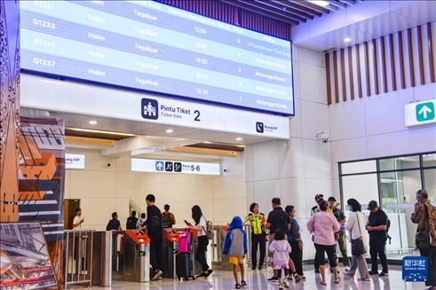 1月24日，在印度尼西亞雅加達(dá)哈利姆站候車大廳，乘客刷票前往站臺(tái)。新華社記者 徐欽 攝