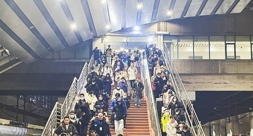 2024年鐵路春運今日啟動，旅客進入站臺準備乘車。人民網(wǎng)記者 喬雪峰攝