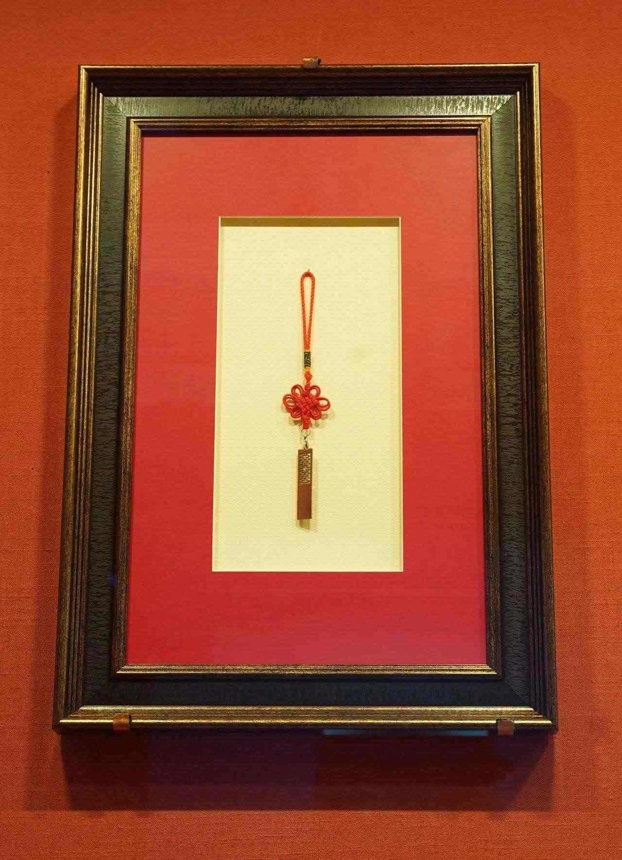 2017年5月，時任肯尼亞總統(tǒng)烏胡魯·肯雅塔贈送習(xí)近平主席的蒙內(nèi)鐵路紀(jì)念U盤。