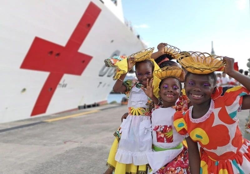 2018年10月，在安提瓜和巴布達(dá)首都圣約翰，當(dāng)?shù)匦∨笥焉泶﹤鹘y(tǒng)服裝歡迎中國海軍“和平方舟”醫(yī)院船首次到訪。