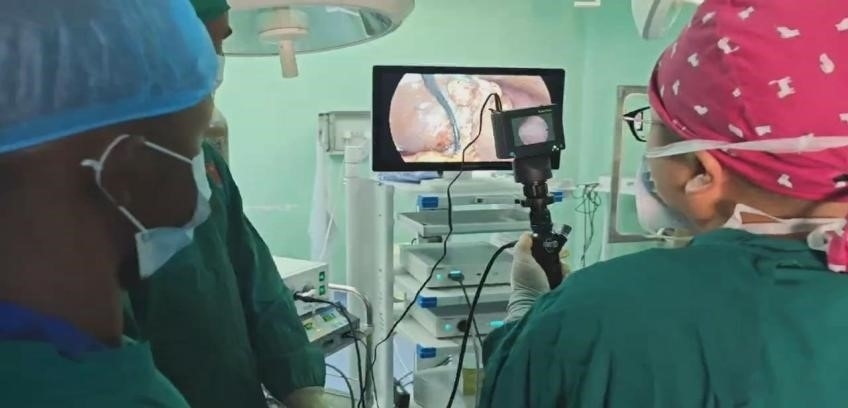 吳巍醫(yī)生（右一）在開展雙鏡聯(lián)合手術(shù)。中國援桑醫(yī)療隊供圖