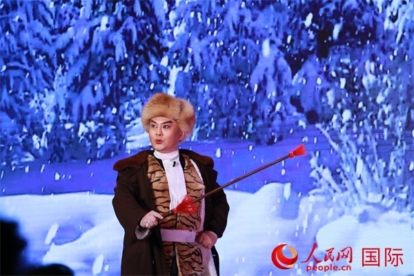 現(xiàn)代京劇《智取威虎山》選段《打虎上山》。人民網(wǎng) 許可攝