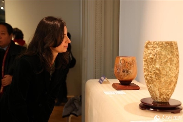 嘉賓和公眾參觀“絲路瓷行”——中國景德鎮(zhèn)陶瓷文化特展。人民網(wǎng)記者 尚凱元攝