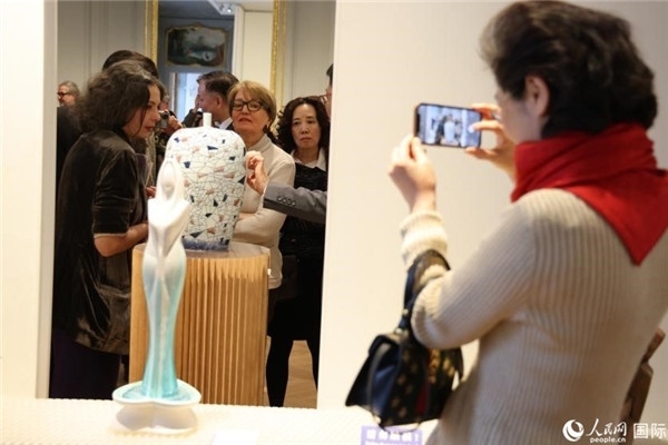 嘉賓和公眾參觀“絲路瓷行”——中國景德鎮(zhèn)陶瓷文化特展。人民網(wǎng)記者 尚凱元攝