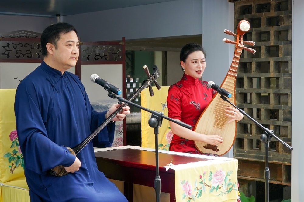 評彈藝人在蘇州平江路上的一家評彈店內(nèi)進行表演（2023年7月7日攝）。新華社記者 李博 攝