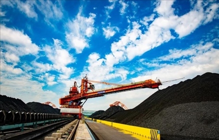 國(guó)家能源集團(tuán)黃驊港煤堆場(chǎng)堆料機(jī)正在作業(yè)。受訪者供圖