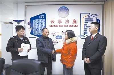  圖②：雙方當(dāng)事人達(dá)成調(diào)解協(xié)議，握手言和。