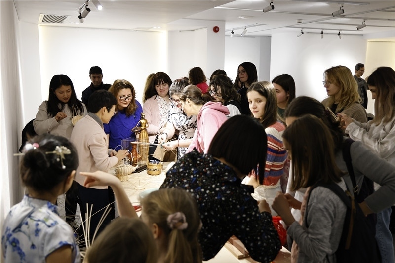 羅馬尼亞觀眾體驗(yàn)安溪竹藤編技藝。 布加勒斯特中國文化中心供圖