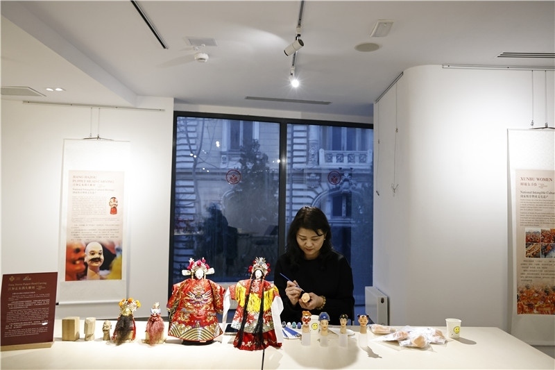 中國泉州的非遺大師制作江加走木偶頭雕刻。 布加勒斯特中國文化中心供圖_副本