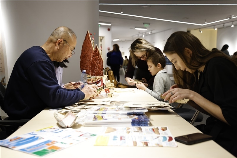 中國泉州非遺大師現(xiàn)場指導(dǎo)制作水密隔艙福船制造技藝。 布加勒斯特中國文化中心供圖