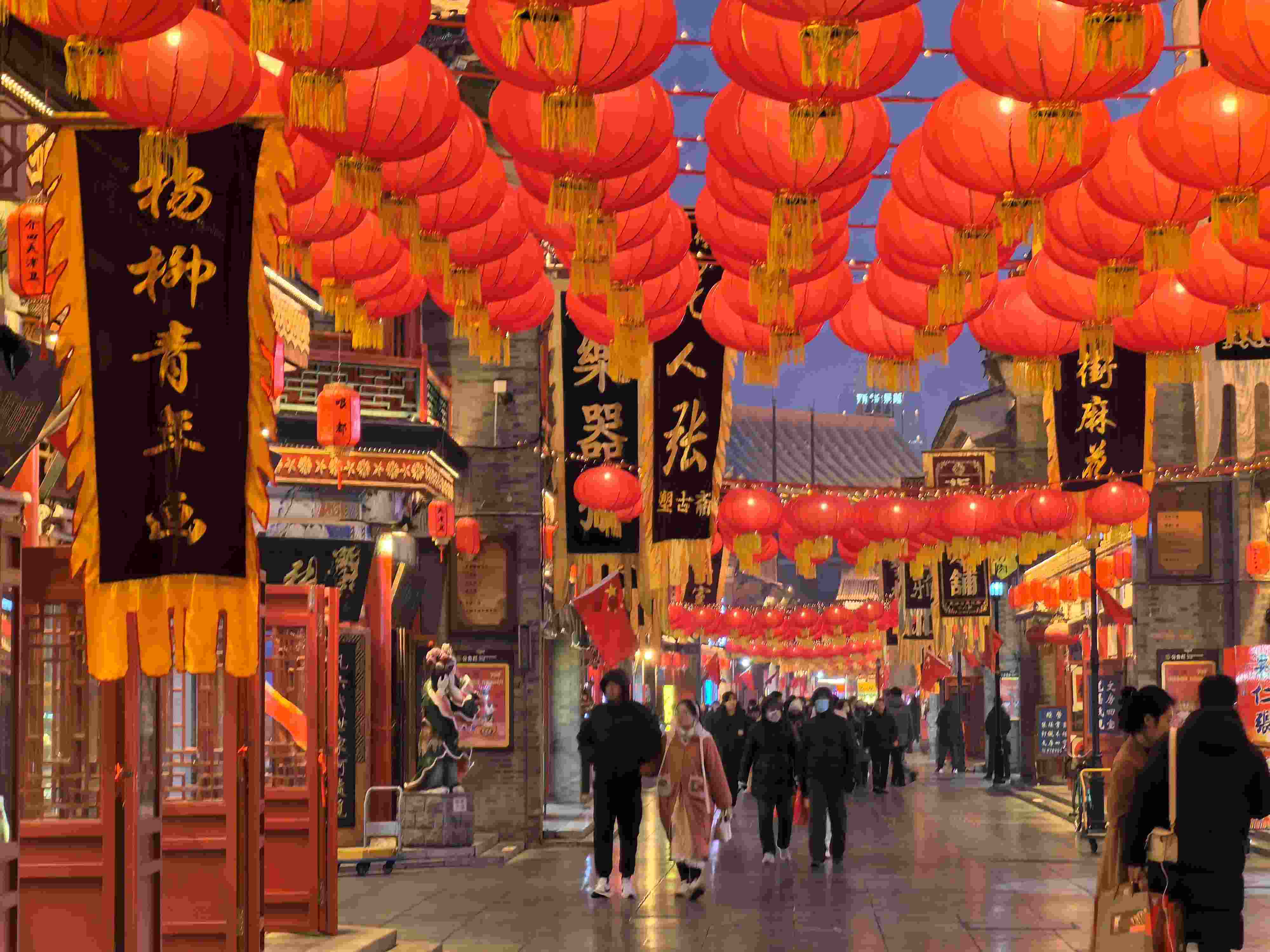 △春節(jié)臨近，古文化街上年味兒漸濃。（總臺(tái)央廣記者潘毅拍攝）