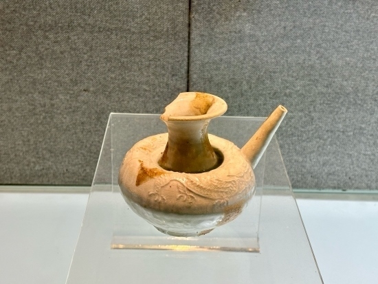 德化縣陶瓷博物館收藏的龍紋軍持。人民網(wǎng)記者 金慧慧攝