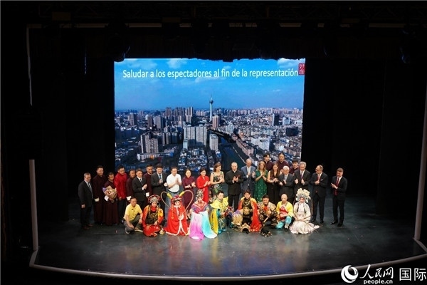 圖為王衛(wèi)大使與蒙迪諾外長等嘉賓登臺祝賀。人民網(wǎng)記者 許放攝