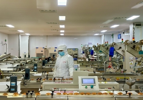 盼盼5G智慧工廠生產線正在進行產品質檢。人民網(wǎng)記者 金慧慧攝