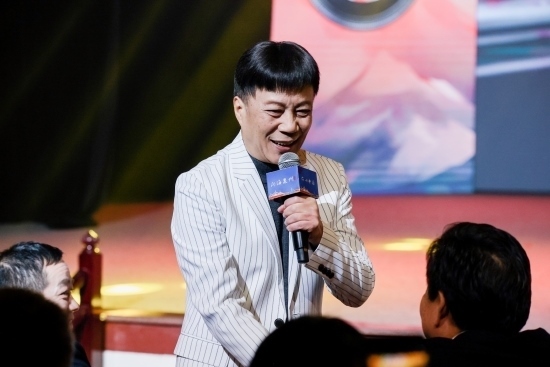 “何以中國·向海泉州”網(wǎng)絡(luò)主題活動現(xiàn)場，陳百潭演出時與觀眾互動。泉州廣播電視臺供圖