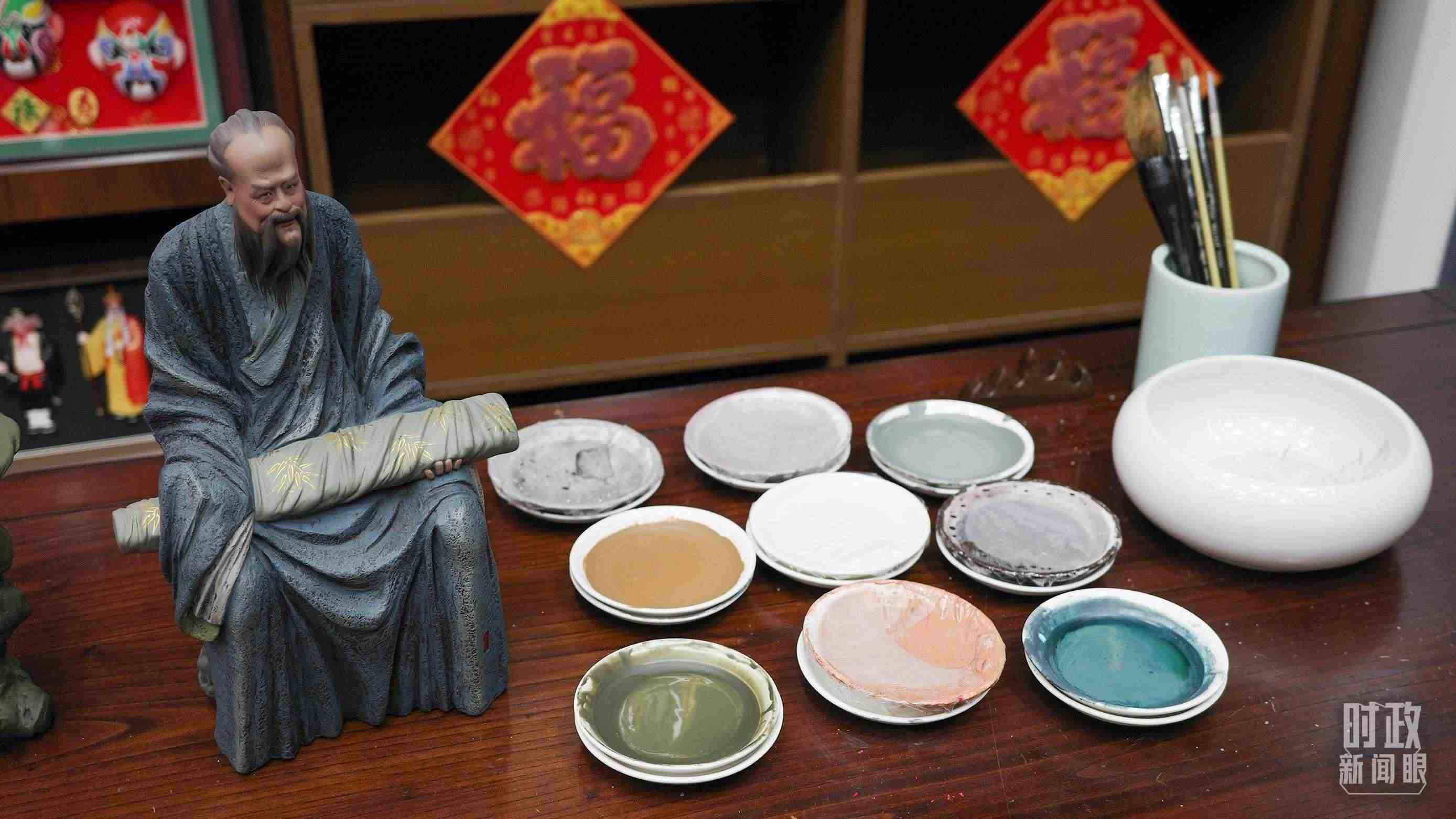 △天津古文化街，泥人張店鋪的上色顏料展示。（總臺央視記者覃思拍攝）