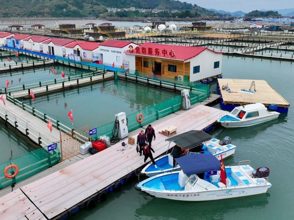 △2023年11月14日，福建寧德市霞浦縣溪南鎮(zhèn)七星海上社區(qū)的工作人員，前往轄區(qū)漁排進(jìn)行民情走訪。