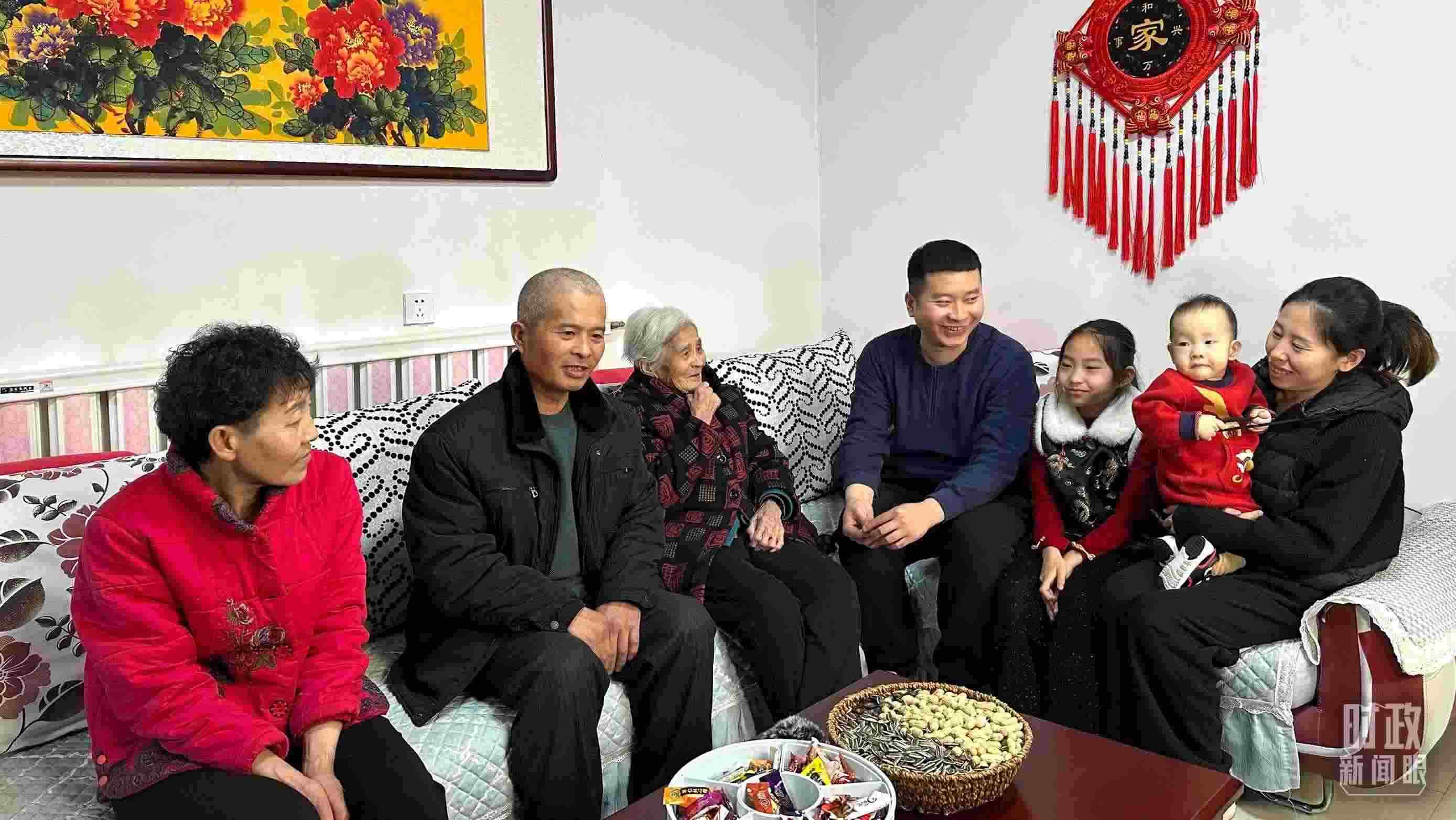 △第六埠村村民杜洪剛一家。（總臺央視記者趙化拍攝）