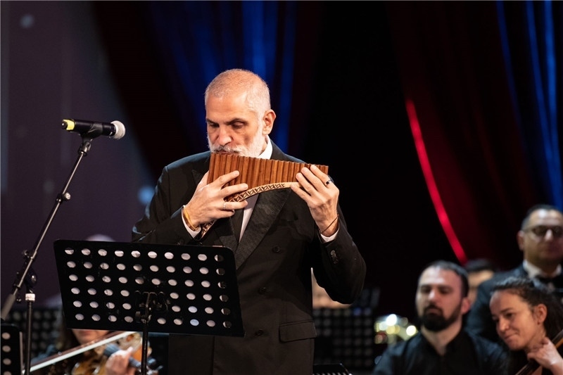 圖為著名排簫大師達米安·德拉吉奇在領銜演奏中國經(jīng)典曲目。 中國駐羅大使館文化處供圖。