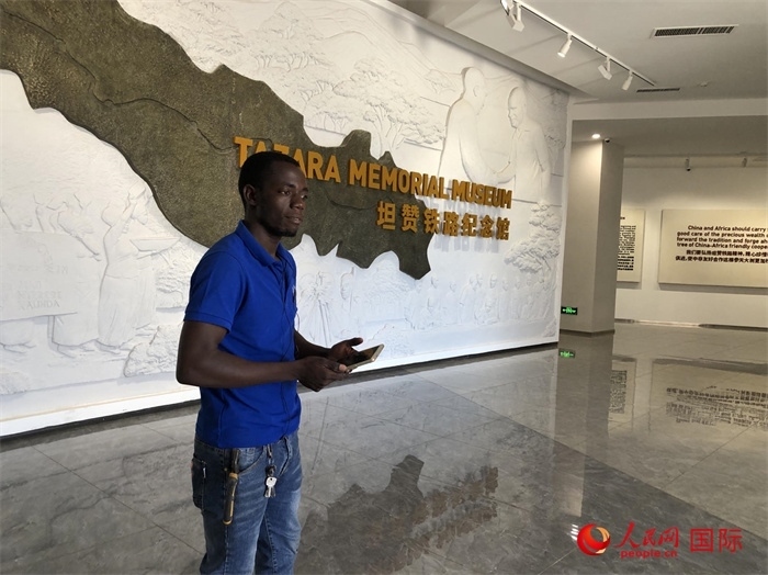 當(dāng)?shù)毓ぷ魅藛T向記者講解。人民網(wǎng)記者 黃培昭攝