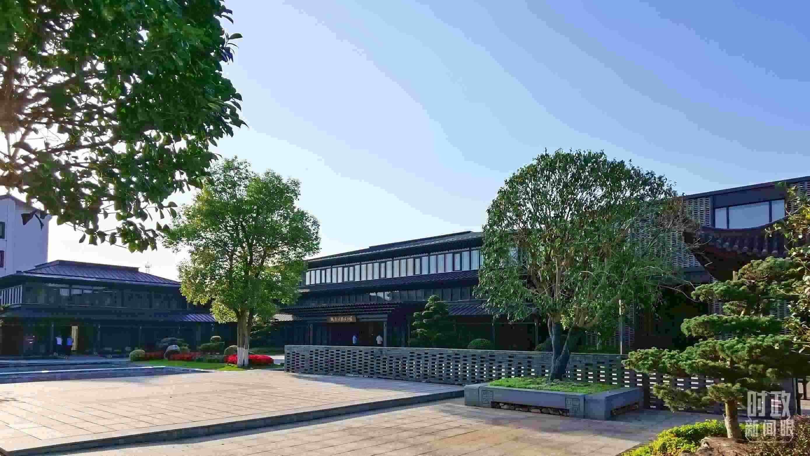 △楓橋經(jīng)驗(yàn)陳列館。2023年9月，習(xí)近平來(lái)到這里考察，強(qiáng)調(diào)要發(fā)展好新時(shí)代“楓橋經(jīng)驗(yàn)”。（總臺(tái)央視記者陳漢章拍攝）