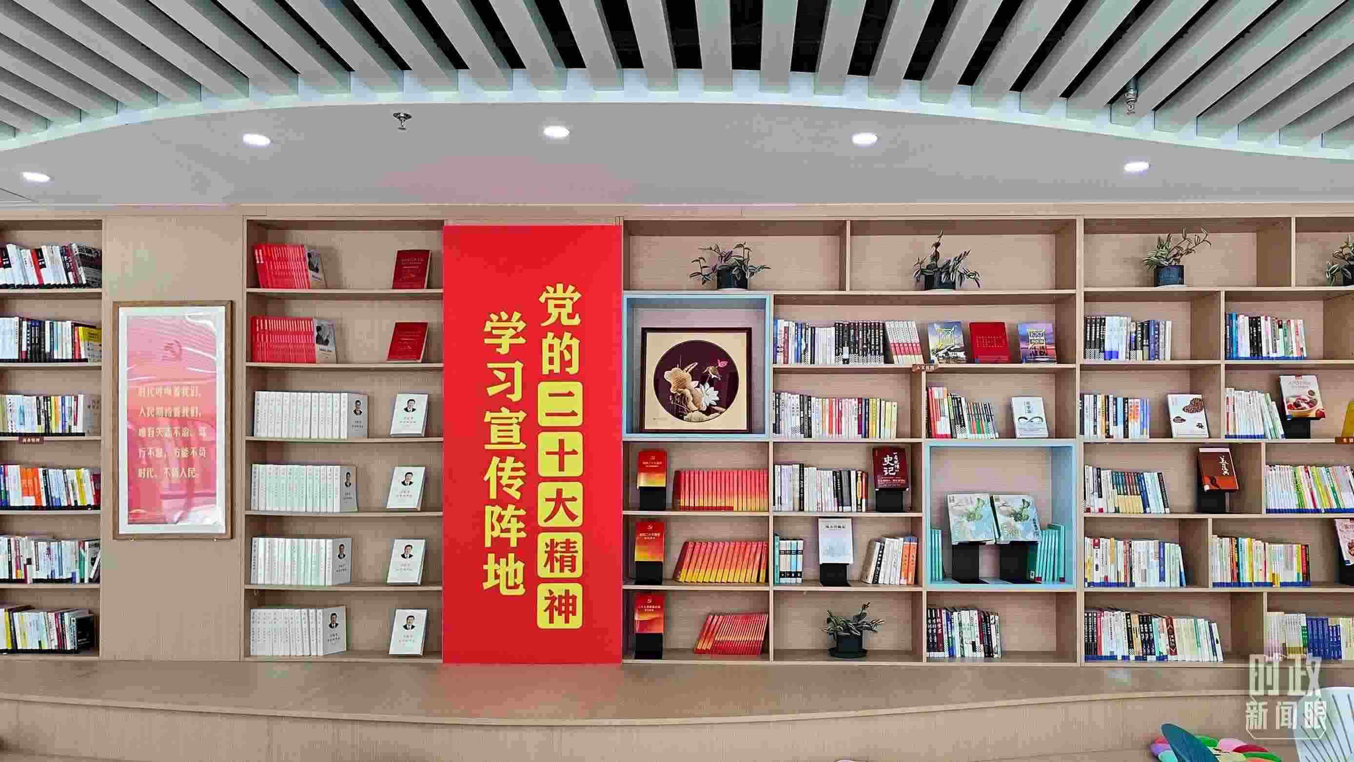 △雄安新區(qū)南文營(yíng)社區(qū)黨群服務(wù)中心。2023年5月，習(xí)近平在這里強(qiáng)調(diào)要構(gòu)筑新時(shí)代宜業(yè)宜居的“人民之城”。（總臺(tái)央視記者楊立峰拍攝）