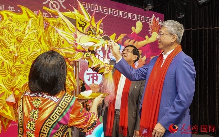 陳海大使與登梭首席部長(zhǎng)共同為祥龍點(diǎn)睛-人民網(wǎng)記者謝佳君攝