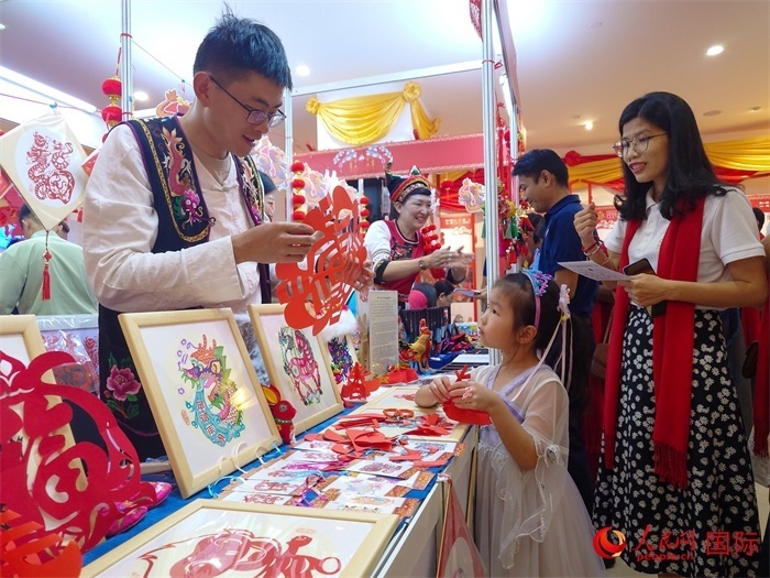 活動(dòng)現(xiàn)場(chǎng)的剪紙展示。人民網(wǎng)記者 謝佳君攝