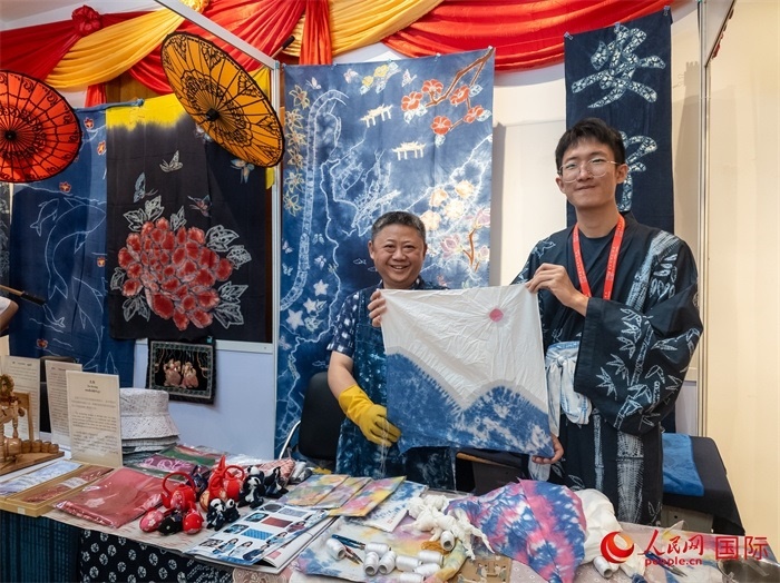 活動(dòng)現(xiàn)場(chǎng)的扎染展示。人民網(wǎng)記者 謝佳君攝