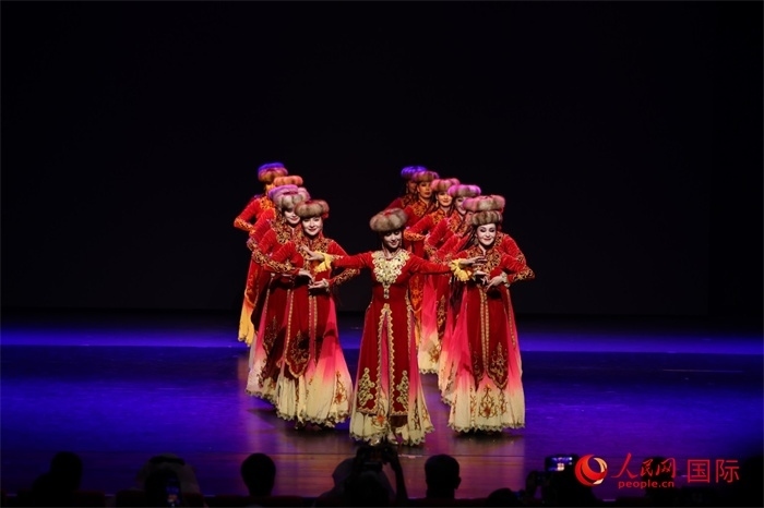2日在阿聯(lián)酋迪拜舉行的大型音舞詩畫《新疆是個好地方》文藝演出。人民網(wǎng)記者任皓宇攝